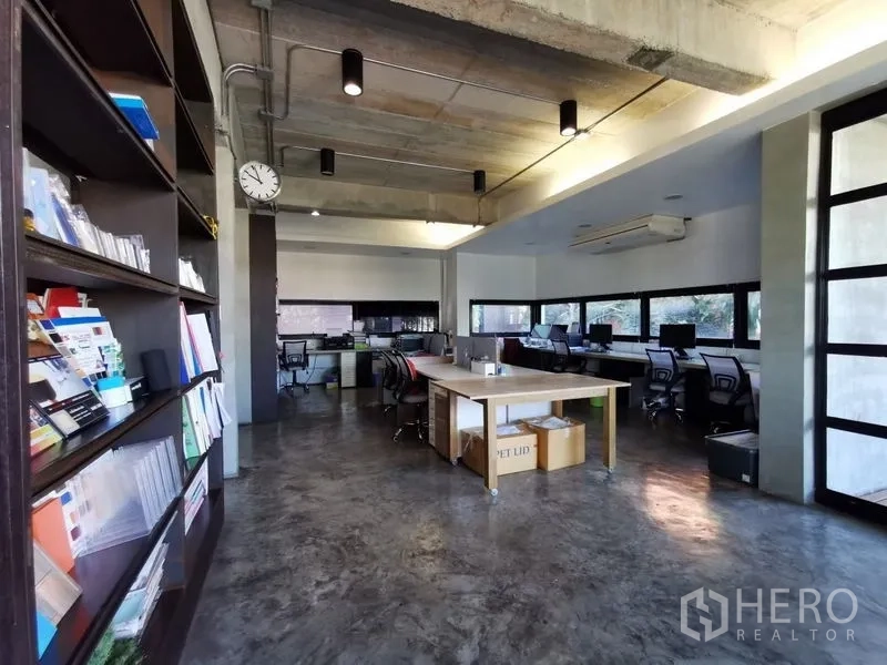 带办公室的家 出售在Wang Thonglang, Bangkok - 明亮办公楼层，书架、长工作台与多组电脑工位。