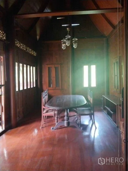 บ้าน ให้เช่าหรือขายในSuan Luang, Bangkok - ห้องรับประทานอาหารเพดานสูงทรงจั่ว โต๊ะไม้สไตล์วินเทจ.