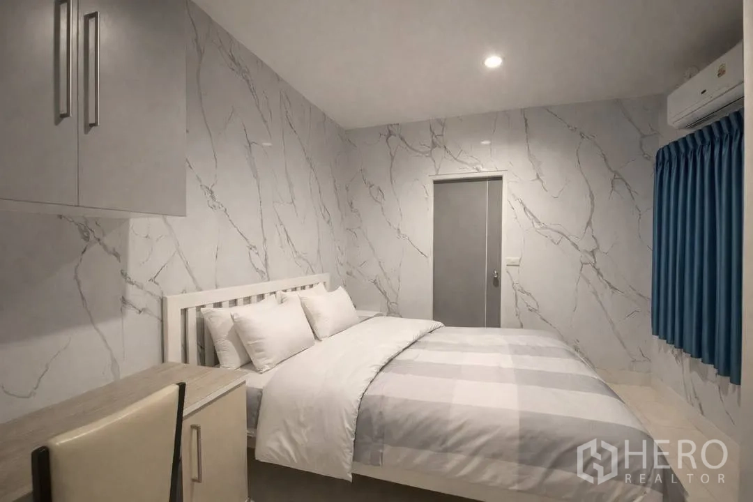 独栋房屋 for rent in Suan Luang, Bangkok - 小卧室，大理石纹墙面与吊柜。