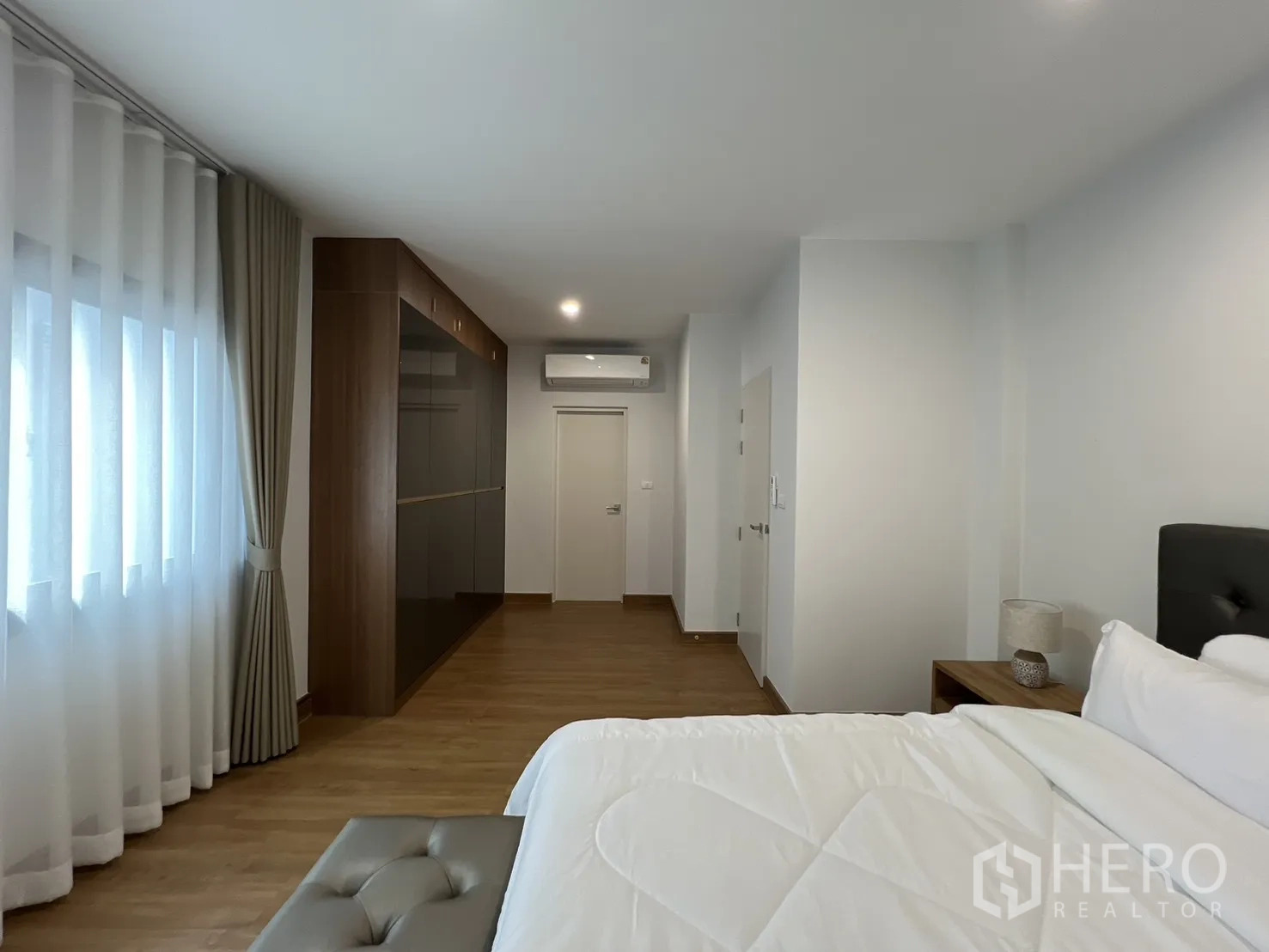 独立式住宅 出租在Prawet, Bangkok - 卧室视角可见衣柜墙与空调。
