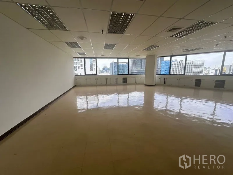 Office Space for rent in Bang Rak, Bangkok - Bright office room with glossy tile floor, drop ceiling and wide windows offering Bangkok skyline views
