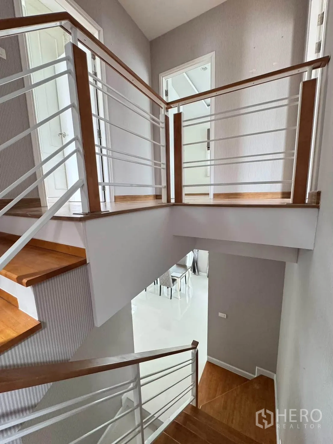 半独立式住宅 for rent or sale in Suan Luang, Bangkok - 木踏步与白色金属栏杆的楼梯通往楼上平台。