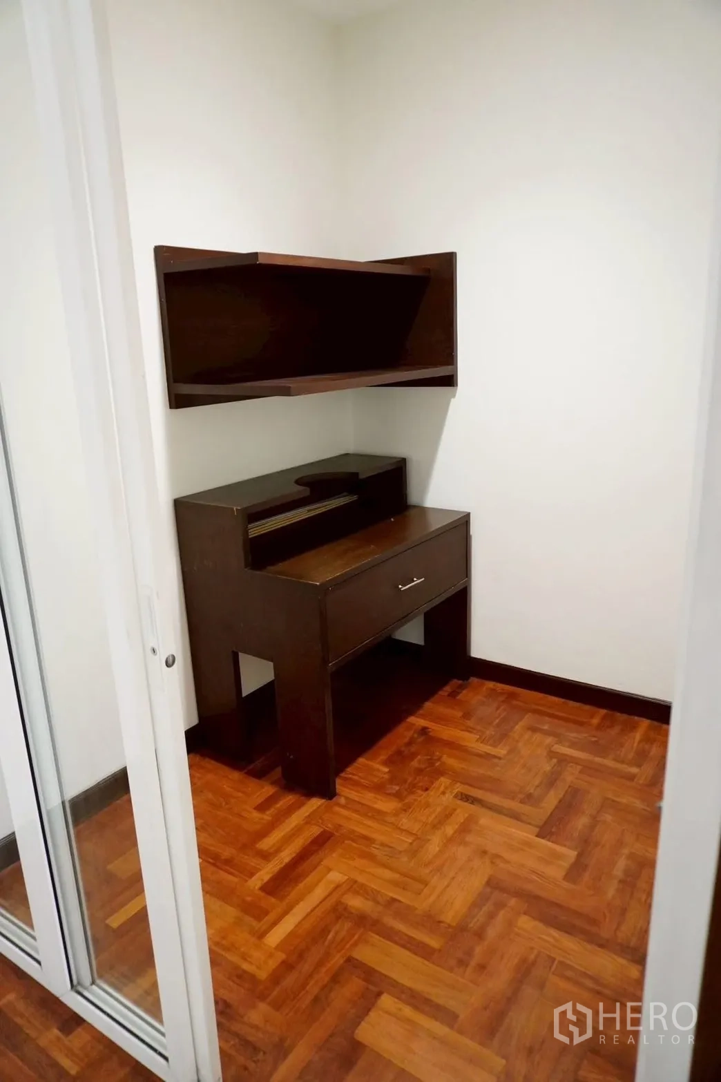 带办公室的家 for rent in Watthana, Bangkok - 迷你书房/储物间，内置木质书桌与人字拼地板。