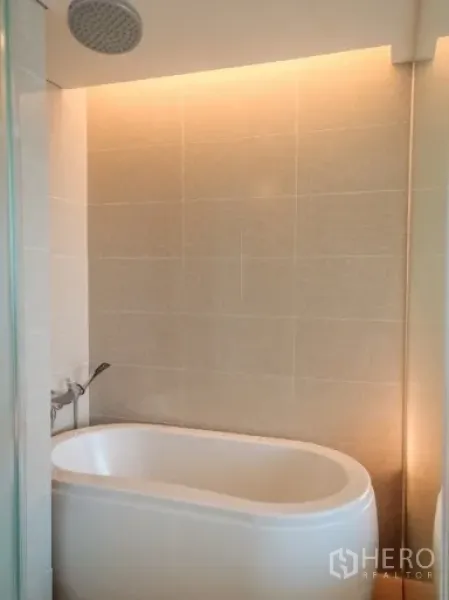 คอนโด ให้เช่าในWatthana, Bangkok - ห้องน้ำสไตล์สปาพร้อมอ่างอาบน้ำลึกและฝักบัวเรนชาวเวอร์ แสงไฟหลืบโทนอุ่น