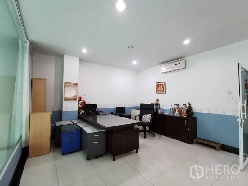办公空间 出租在Khlong San, Bangkok - 私密办公室，办公桌、储物柜与分体式空调。