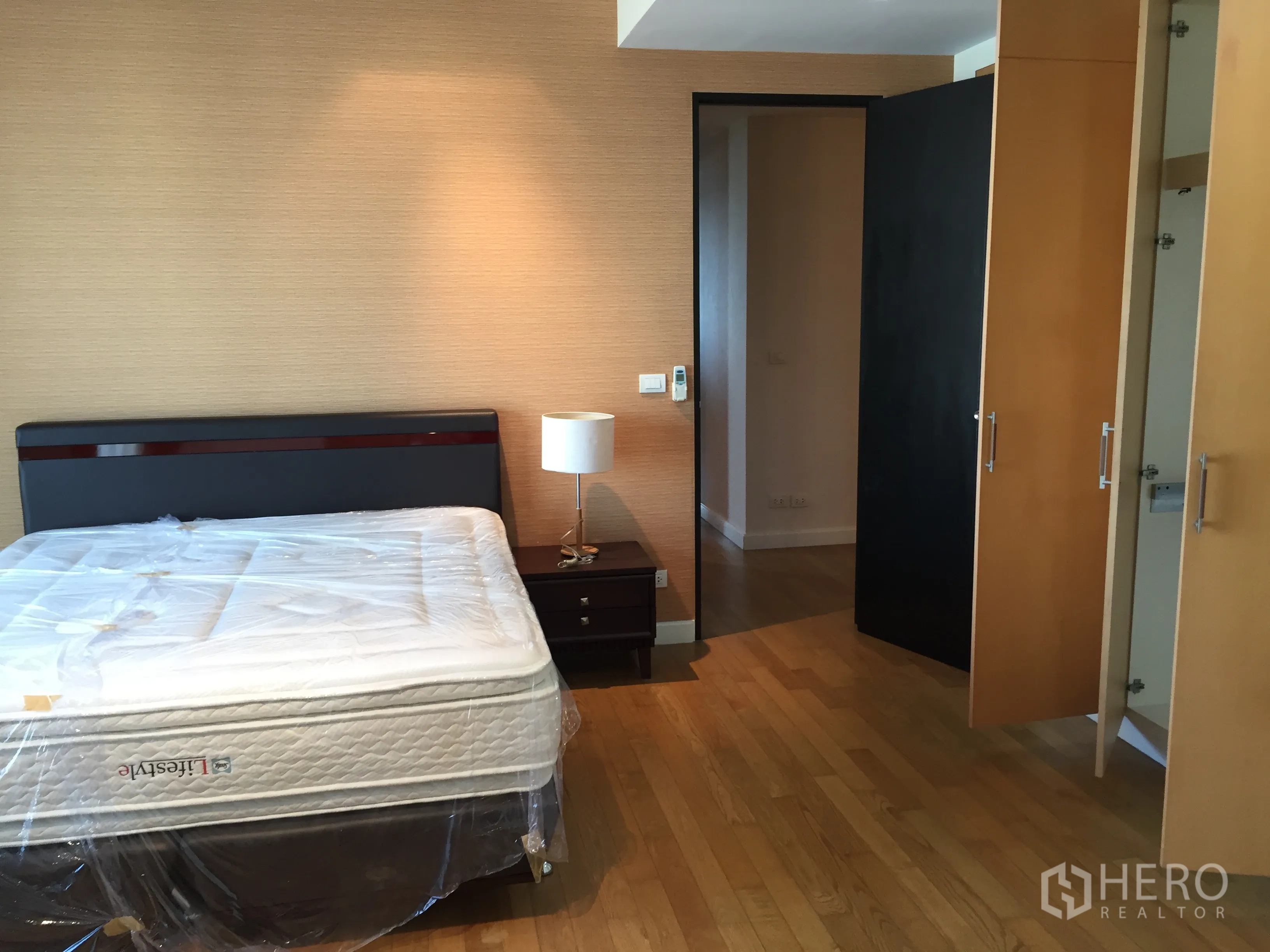 公寓 出租在Watthana, Bangkok - 第二卧室带床、床头柜与嵌入式衣柜，暖色木地板。