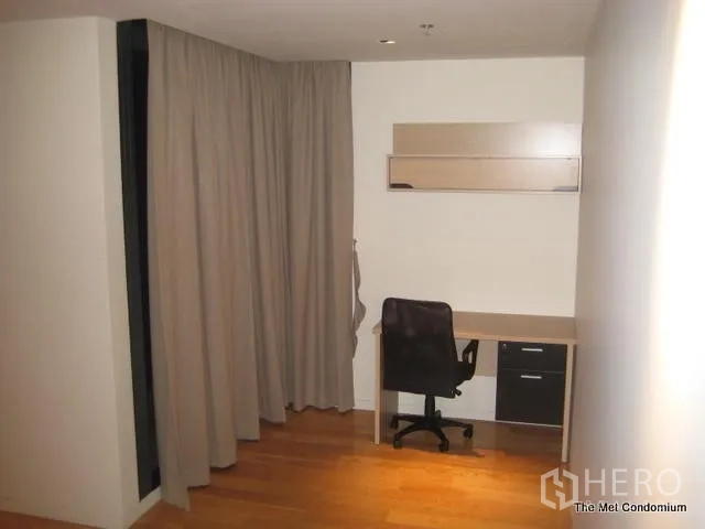 Condominium for rent or sale in Sathon, Bangkok - Quiet study corner with built-in desk, chair and shelves beside floor-to-ceiling curtains.