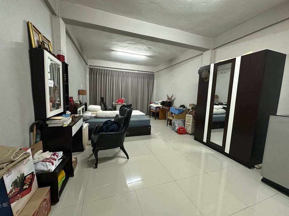 Shophouse for rent in Phra Khanong, Bangkok - Spacious tiled multipurpose bedroom with wardrobes, desk and long curtained window.