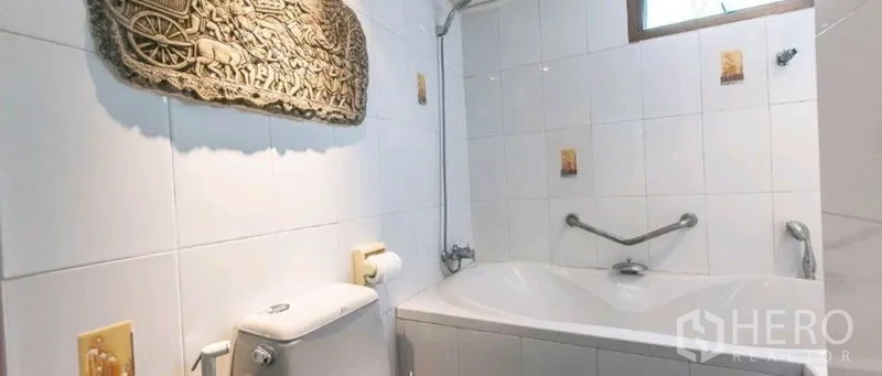 公寓 出租在Watthana, Bangkok - 白色瓷砖浴室，浴缸配扶手