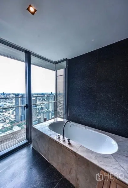 Condominium for rent in Sathon, Bangkok - Bathtub beside floor-to-ceiling window with sweeping city views