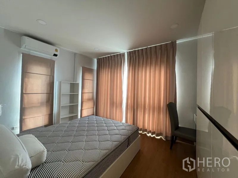 Detached House for rent in Bang Phli, Samut Prakan - Sunlit guest bedroom with bed, wardrobe and full-height curtains.