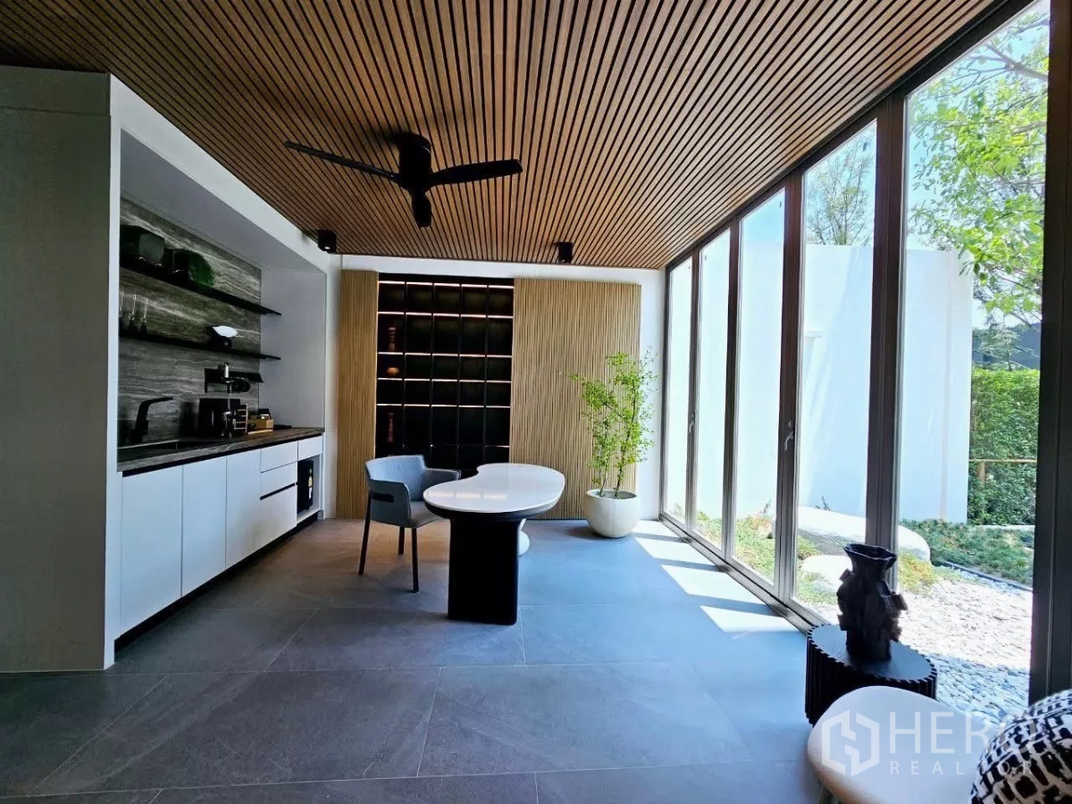 Detached House for rent in Saphan Sung, Bangkok - Garden lounge with pantry cabinets and full-width sliding doors.
