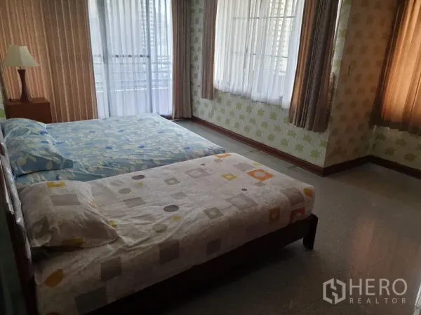 公寓 出租在Watthana, Bangkok - 宽敞次卧，放置两张床，转角大窗配纱帘，采光充足。