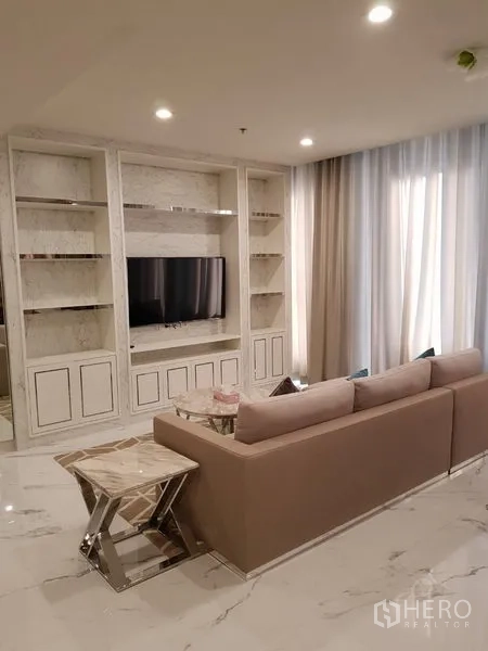 公寓 出租在Pathum Wan, Bangkok - 温馨起居角，沙发、电视柜与轻薄窗帘