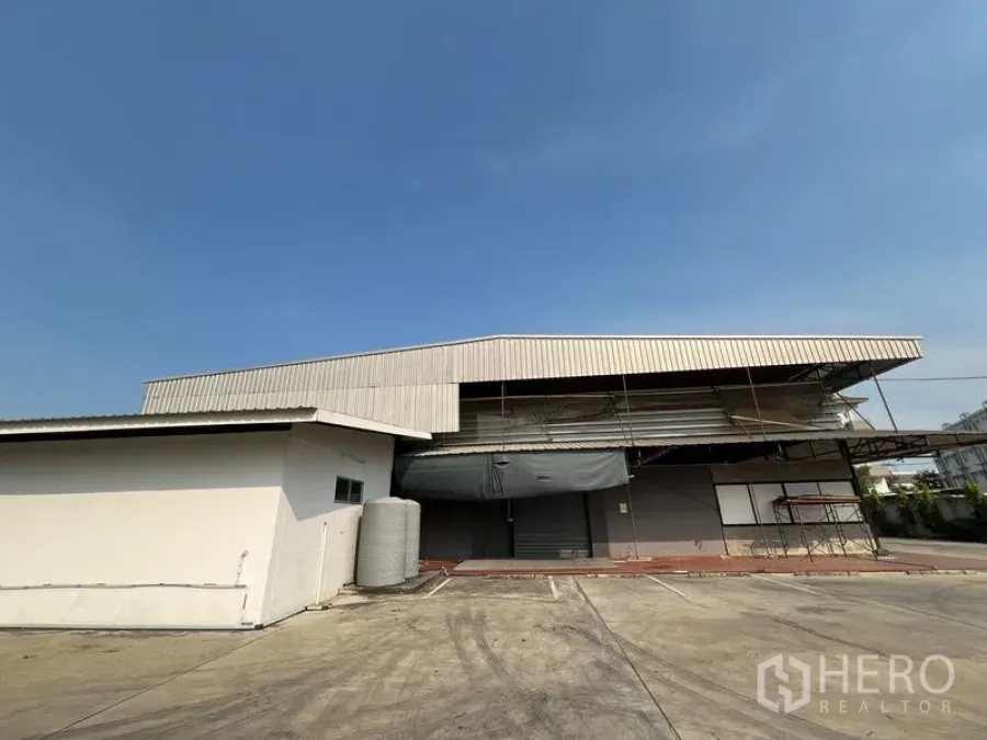 Warehouse for rent in Saphan Sung, Bangkok - Street-side facade of the warehouse with loading dock and canopy in Bangkok.