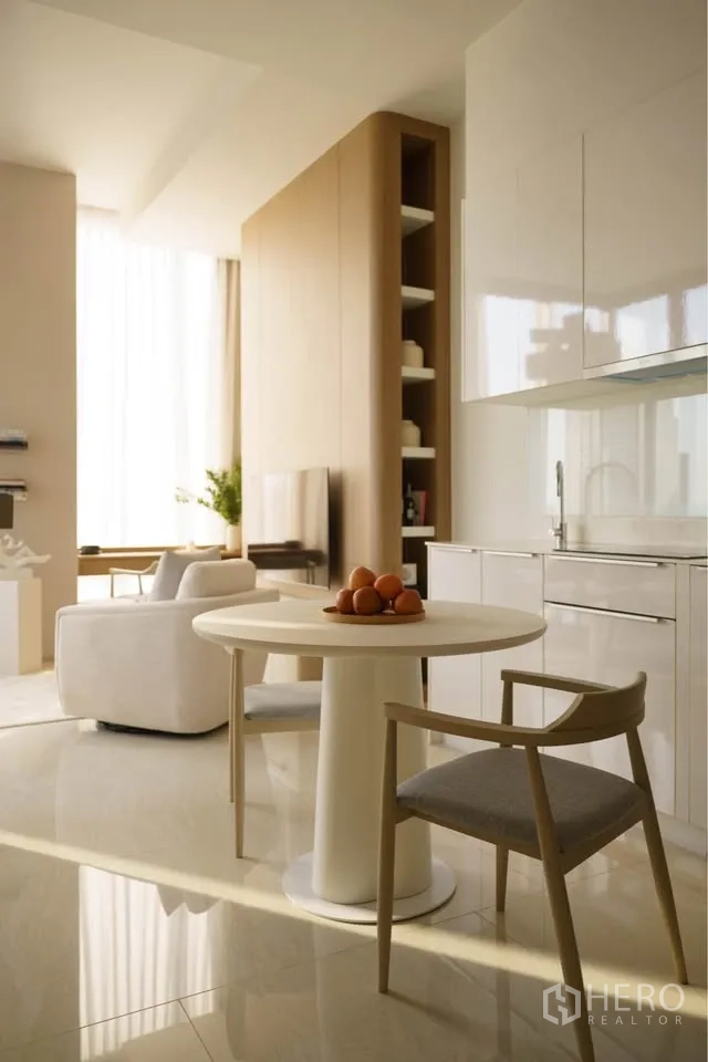 公寓 for rent in Bang Rak, Bangkok - 开放式小厨房与圆桌餐区相连，旁接起居空间。