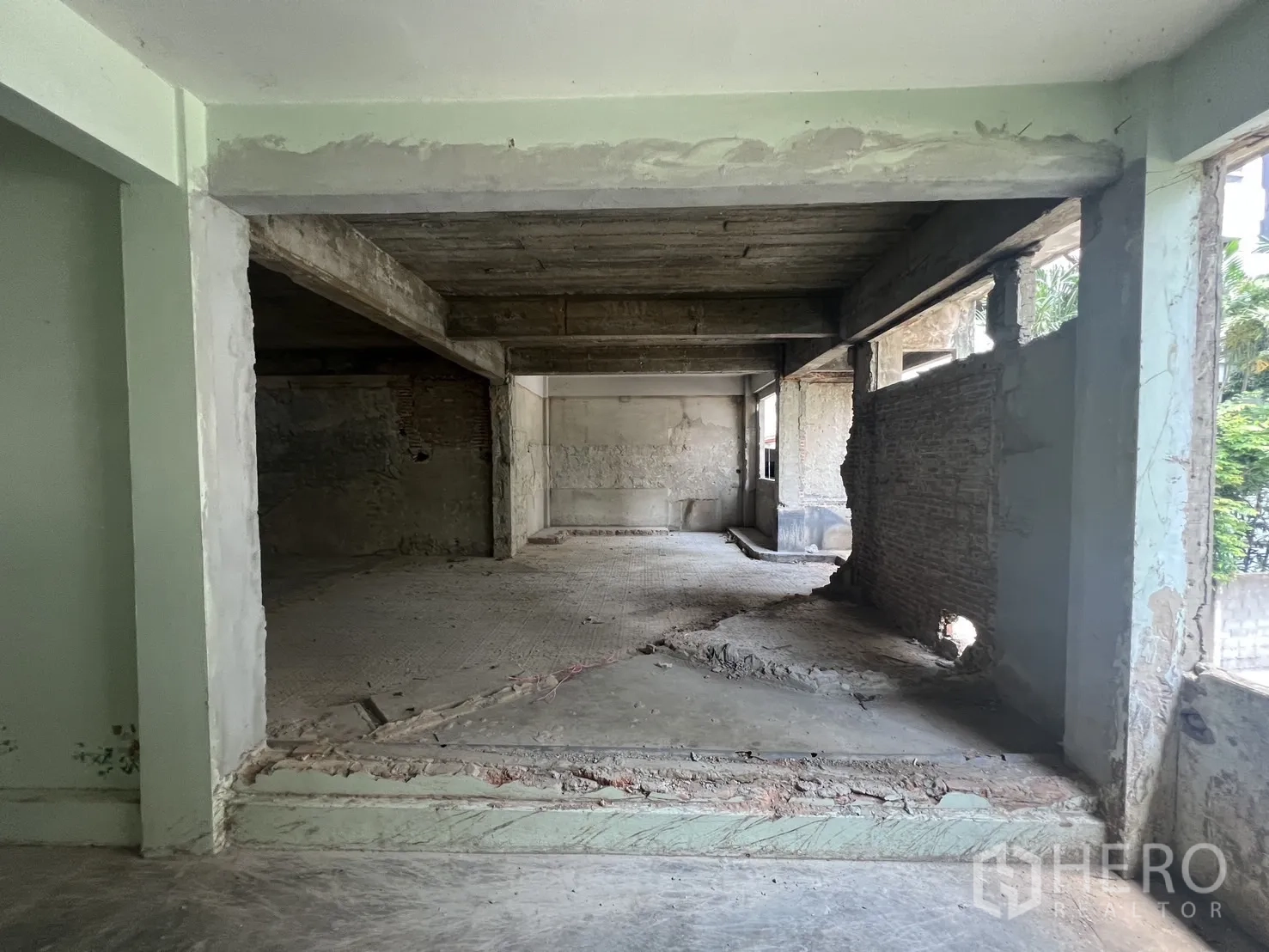 ตึกแถว for rent in Bang Rak, Bangkok - ชั้นกว้างเพดานคานไม้เปลือยและพื้นขรุขระ
