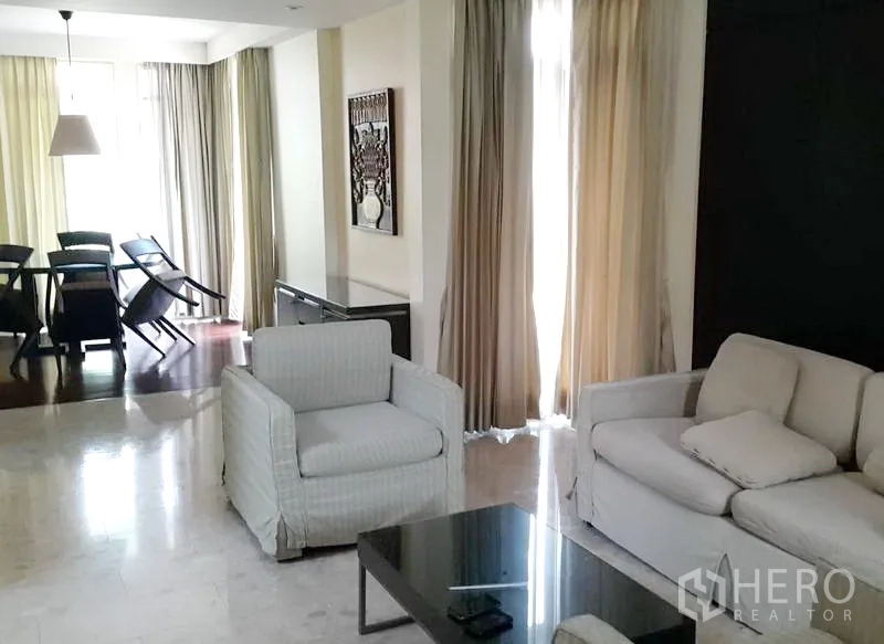 บ้าน ให้เช่าในWang Thonglang, Bangkok - ห้องรับแขกกว้าง ม่านสูงจรดพื้น เชื่อมสู่มุมทานอาหารพร้อมโคมไฟแขวน