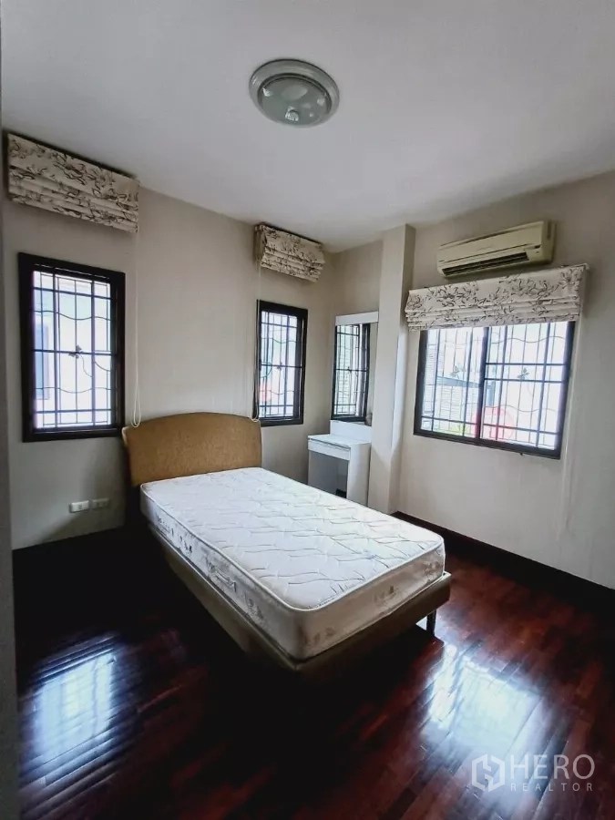 独立式住宅 出租或出售在Mueang Nonthaburi, Nonthaburi - 温馨卧室，转角窗、空调，光线充足。