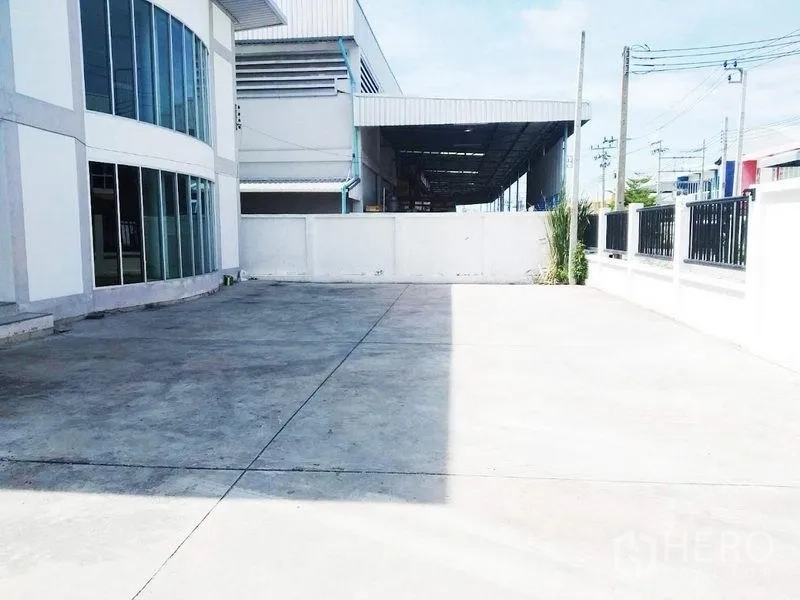 คลังสินค้า ให้เช่าในSamut Prakan - ลานคอนกรีตกว้างหน้าคลังสินค้าและออฟฟิศ เหมาะสำหรับรถบรรทุกเข้าออก