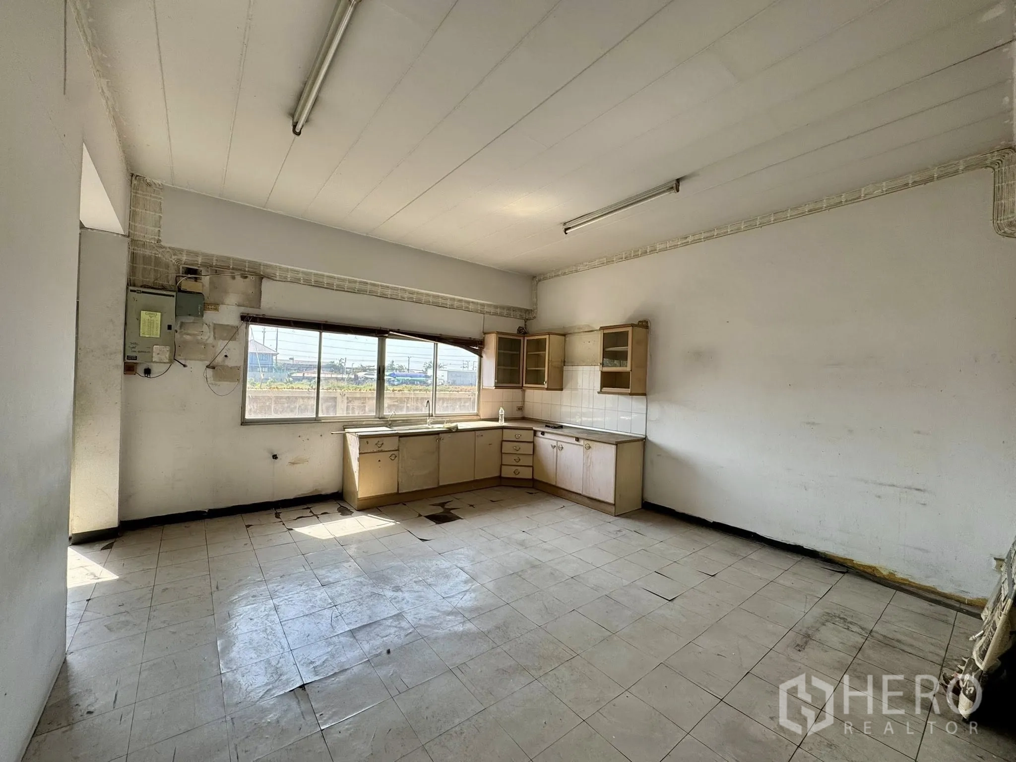 คลังสินค้า for rent in Mueang Samut Sakhon, Samut Sakhon - ครัวเล็กพร้อมตู้บิวท์อินและหน้าต่างบานกว้าง ต้องปรับปรุง