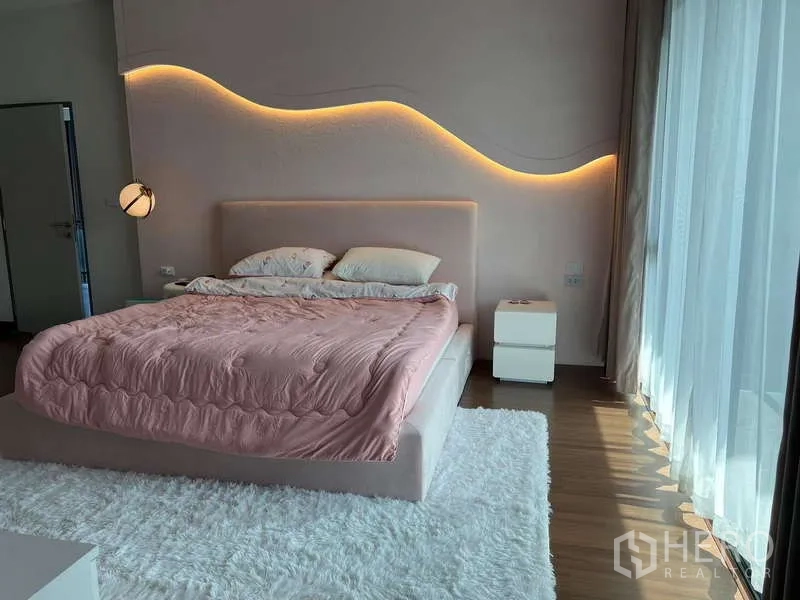 独立式住宅 出租在Bang Phli, Samut Prakan - 主卧带波浪氛围灯墙与落地窗