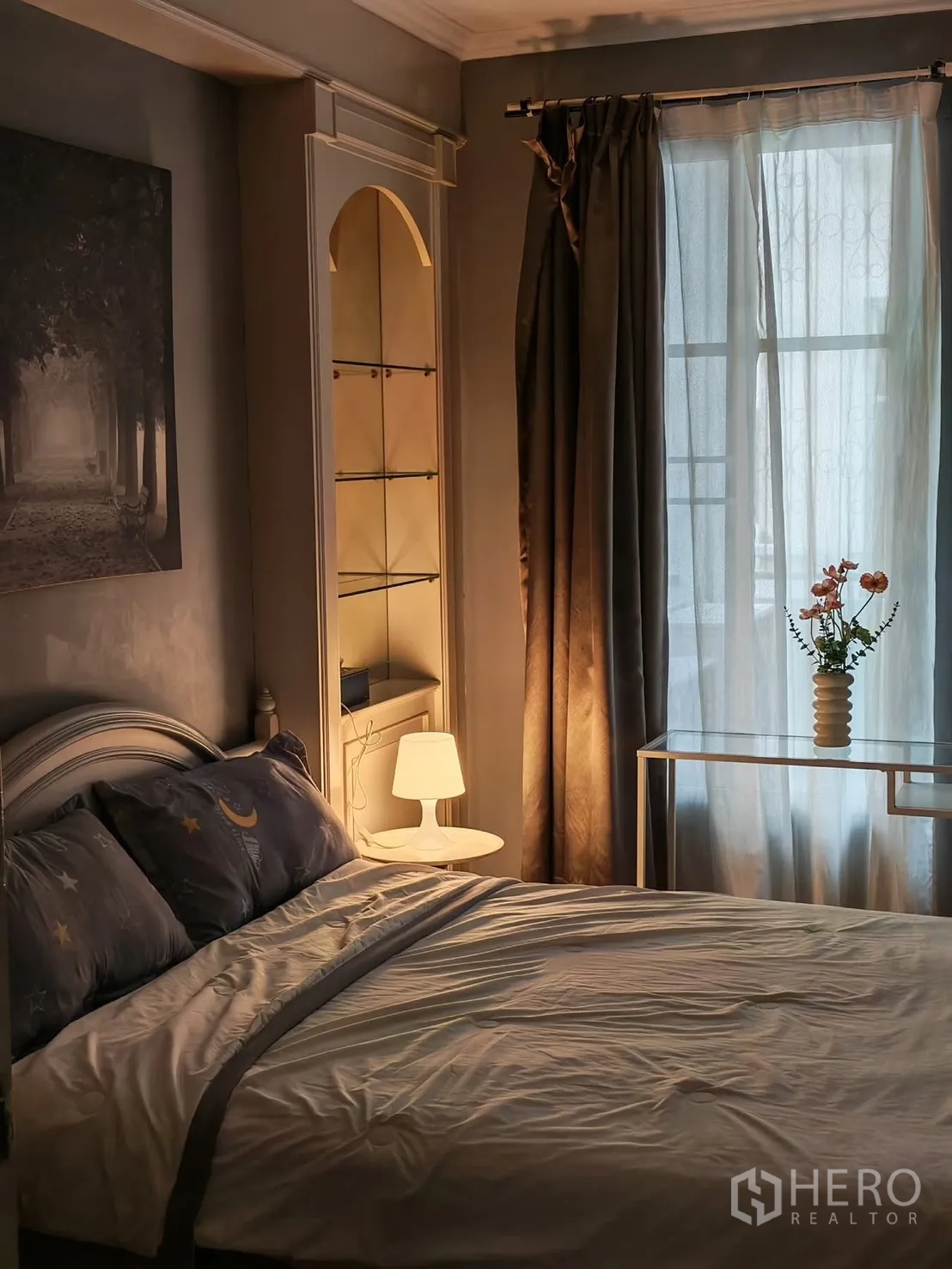 ทาวน์เฮาส์ for rent in Yan Nawa, Bangkok - ห้องนอนบรรยากาศอบอุ่นด้วยโคมไฟข้างเตียงและผ้าม่าน
