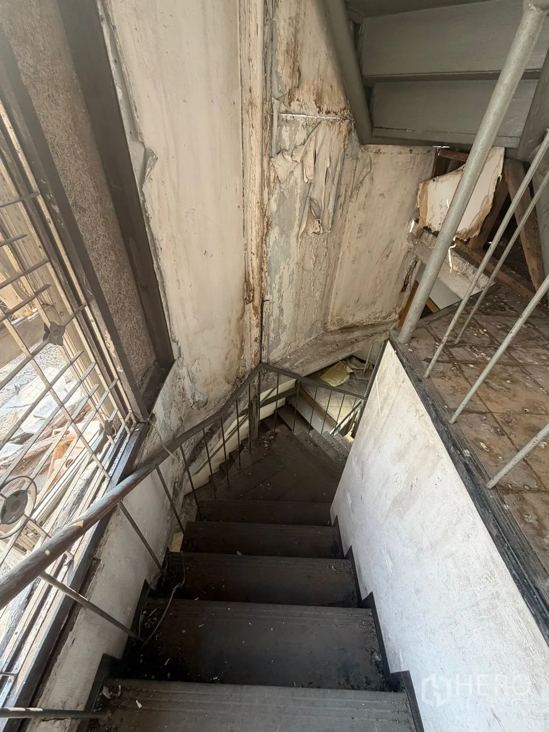 店屋 for rent in Watthana, Bangkok - 沿窗向下的狭窄楼梯视角。