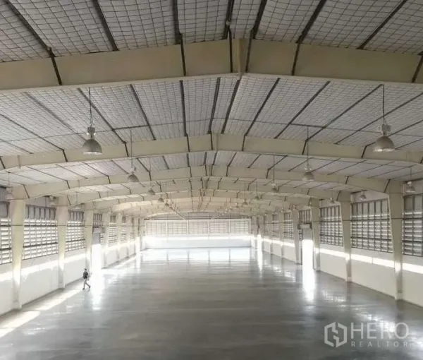 工厂 出租在Bang Bo, Samut Prakan - 宽阔无柱仓储内景，吊装工业照明与保温屋顶，地面平整便于装卸。