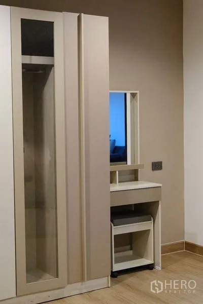 Condominium for rent in Bang Rak, Bangkok - Built-in wardrobe and compact dressing table in neutral tones.