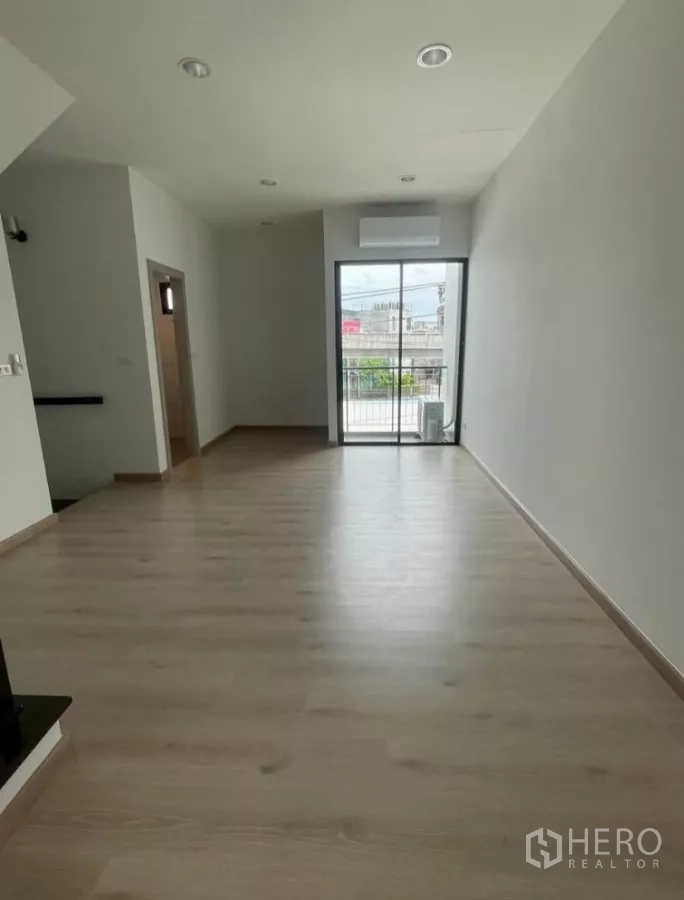 带办公室的家 出租在Bueng Kum, Bangkok - 卧室或办公间，木地板，推拉玻璃门连通阳台，配空调。