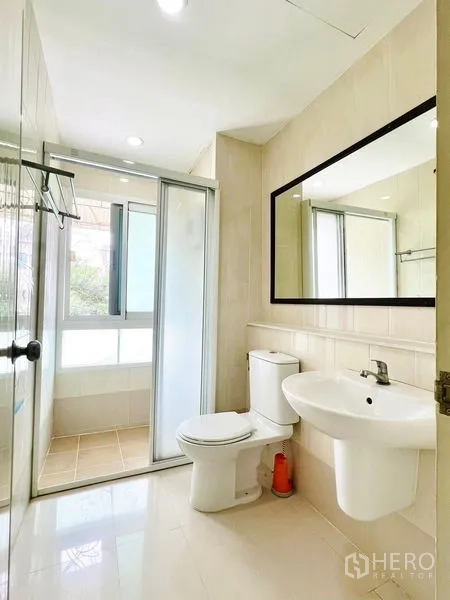 联排别墅 出租在Prawet, Bangkok - 明亮卫生间，带淋浴房、窗户与大镜子