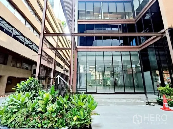 สำนักงาน ให้เช่าในWatthana, Bangkok - ประตูทางเข้าสำนักงานกระจกชั้นล่าง พร้อมแปลงต้นไม้และลานเมือง