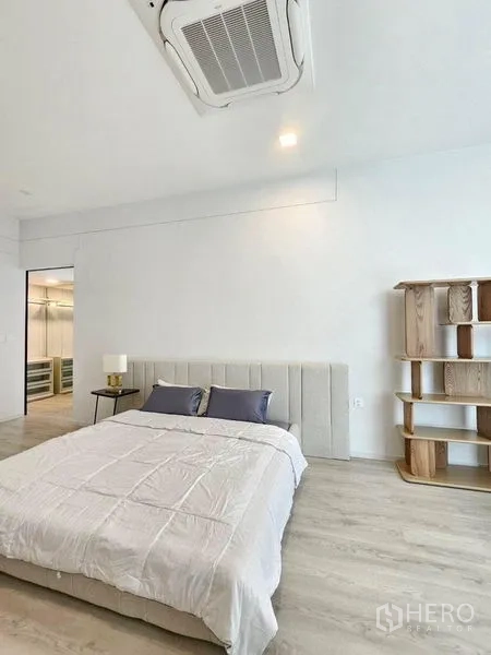 Detached House for rent - Bright bedroom with ceiling cassette AC and access to a walk‑in closet.
