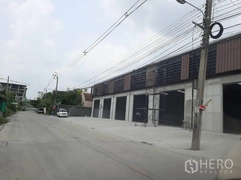 คลังสินค้า ให้เช่าในNonthaburi - มุมมองริมถนนของโครงการโกดัง ทางวิ่งกว้าง ช่องโหลดหลายช่อง รถเทรลเลอร์เข้าออกสะดวก