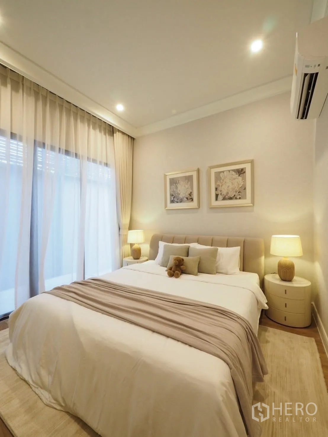 บ้าน ให้เช่าในBang Kapi, Bangkok - ห้องนอนแขก เตียงคิงไซส์ แสงไฟอบอุ่น และผ้าม่านโปร่ง