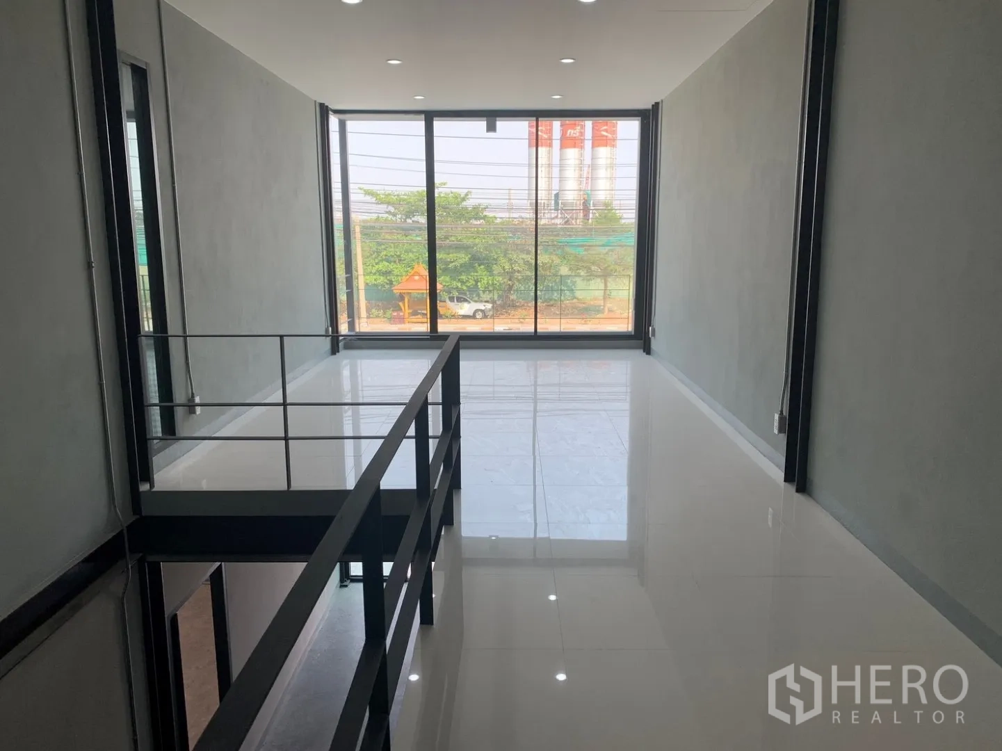 Warehouse for rent in Bang Phli, Samut Prakan - Mezzanine corridor with glass frontage and view over the site.