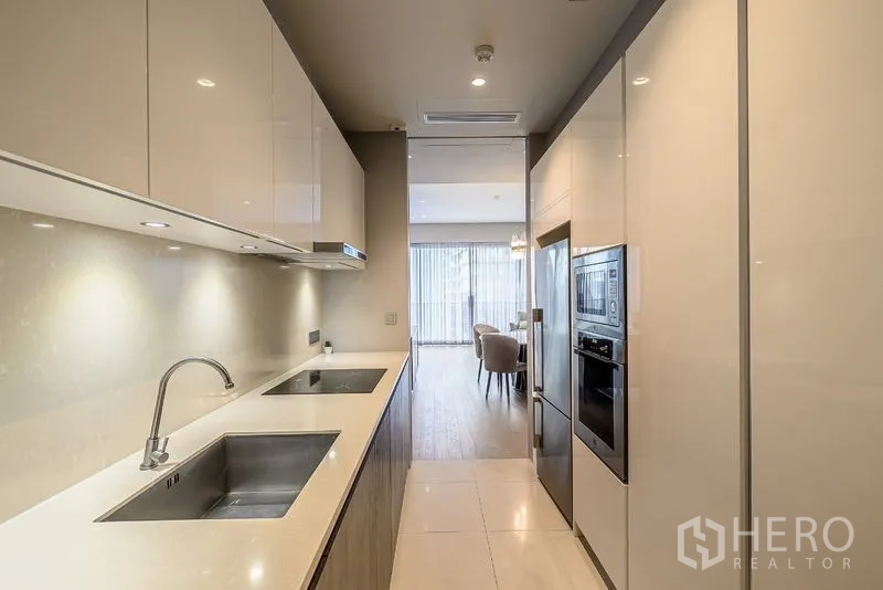 คอนโด ขายในWatthana, Bangkok - ครัวสไตล์แกลเลอรี เครื่องใช้บิวท์อิน เคาน์เตอร์หิน และตู้เก็บของมาก