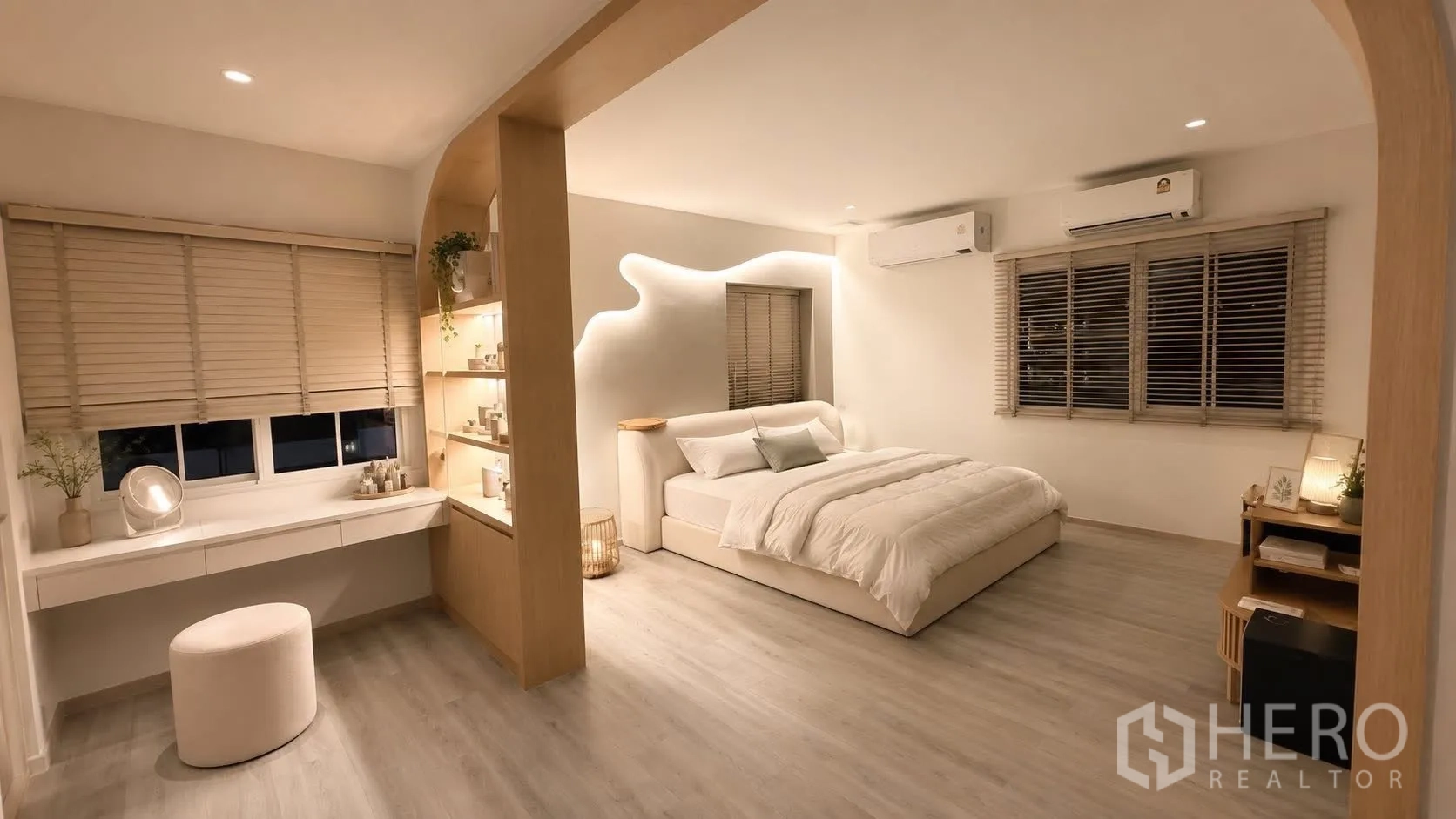 独栋房屋 for rent or sale in Bang Phli, Samut Prakan - 宽敞主卧，配双人床、梳妆台、定制搁架与空调。