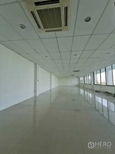 สำนักงาน ให้เช่า - ภายในสำนักงานแบบเปิดโล่ง เพดานฝ้าทีบาร์ แอร์คาสเซ็ต ไฟดาวน์ไลท์ และผนังกระจกพร้อมวิวเมือง
