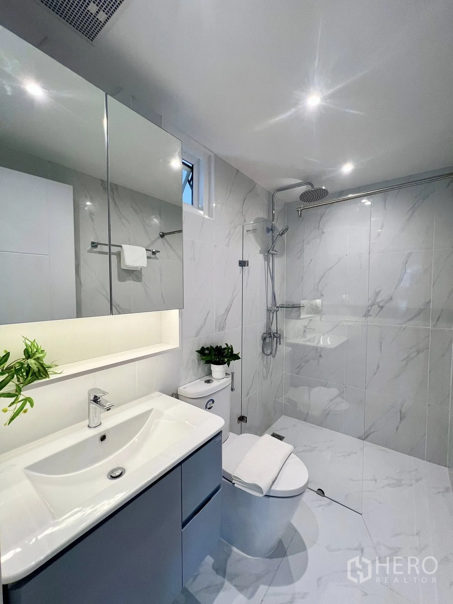 公寓 for rent or sale in Yan Nawa, Bangkok - 现代浴室，大理石纹墙地、雨淋花洒与镜柜。