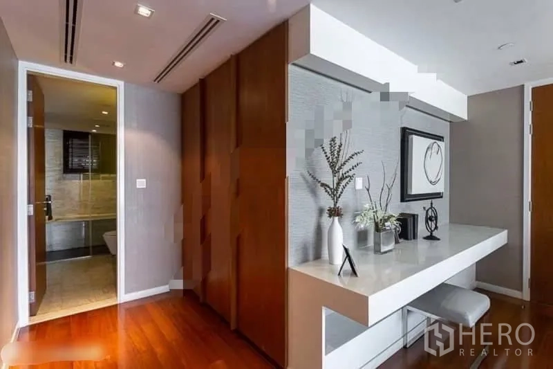 公寓 出租在Yan Nawa, Bangkok - 走廊工作台，长条内置台面、衣柜，并可看到瓷砖浴室。