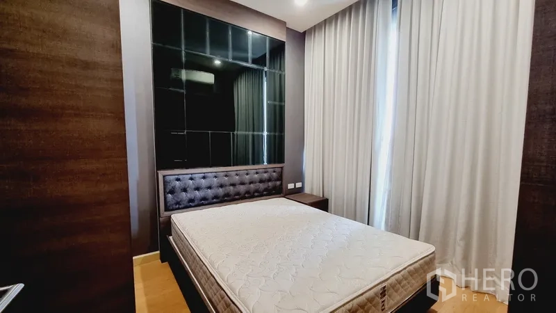 คอนโด ขายในWatthana, Bangkok - ห้องนอนอบอุ่น หัวเตียงบุผ้า ผ้าม่านสูงจากพื้นจรดเพดาน และพื้นไม้