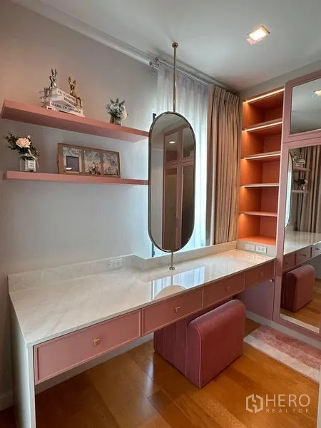 บ้าน ให้เช่าในPrawet, Bangkok - มุมโต๊ะเครื่องแป้งโทนชมพู ท็อปหินอ่อน กระจกรีแขวน และชั้นวางของ