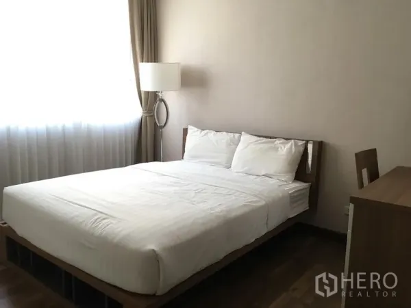 公寓 出租在Pathum Wan, Bangkok - 明亮卧室，双人床、落地灯与薄纱窗帘的曼谷公寓
