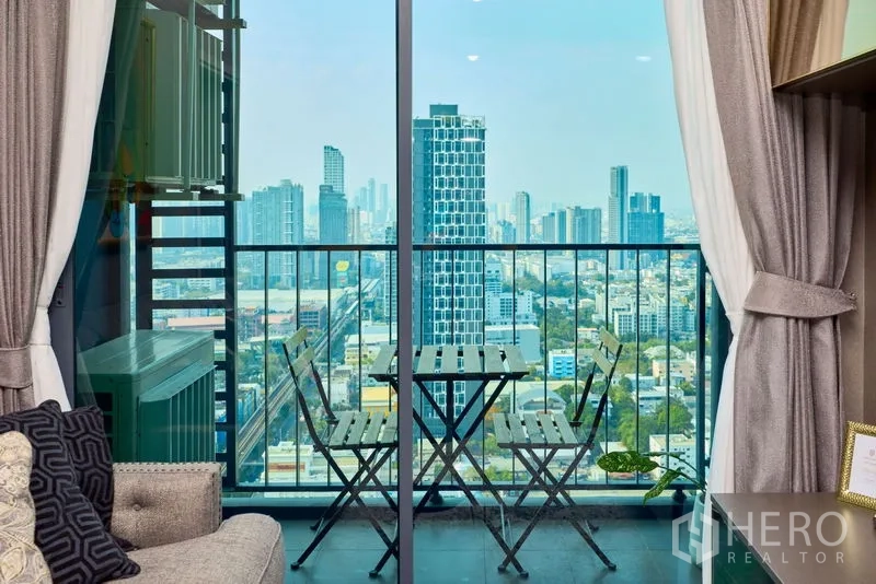 公寓 出租在Phra Khanong, Bangkok - 阳台摆有小桌椅，可远眺曼谷天际线与轻轨轨道。