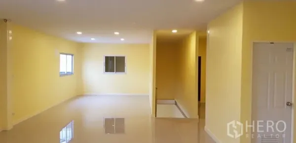 Warehouse for rent in Mueang Samut Prakan, Samut Prakan - Bright office mezzanine inside the warehouse featuring tiled floors, recessed lighting, windows and stair access.