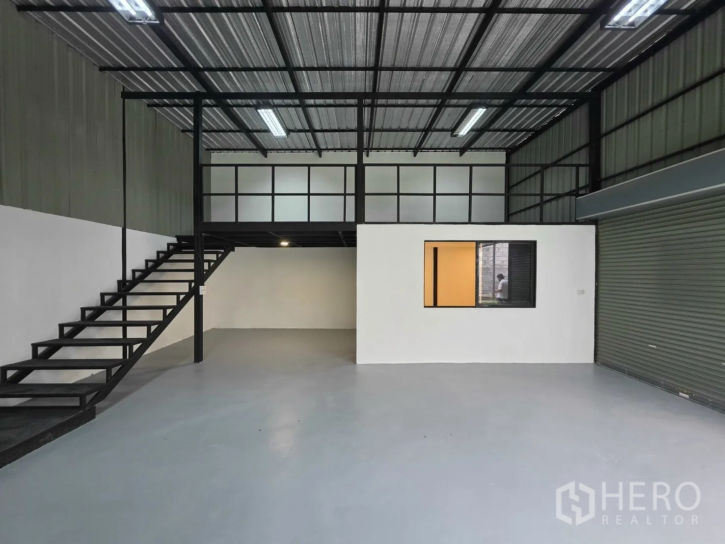 โกดัง for rent in Suan Luang, Bangkok - ภายในโกดังเห็นชั้นลอย บันไดเหล็ก และช่องหน้าต่างภายใน.