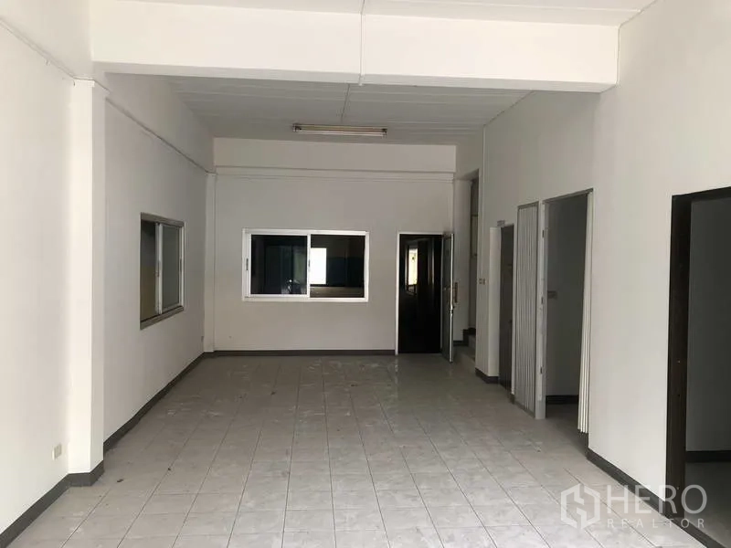 工厂 出租在Khlong Luang, Pathum Thani - 一层办公/展示区，地面铺砖，设内窗与分隔门。