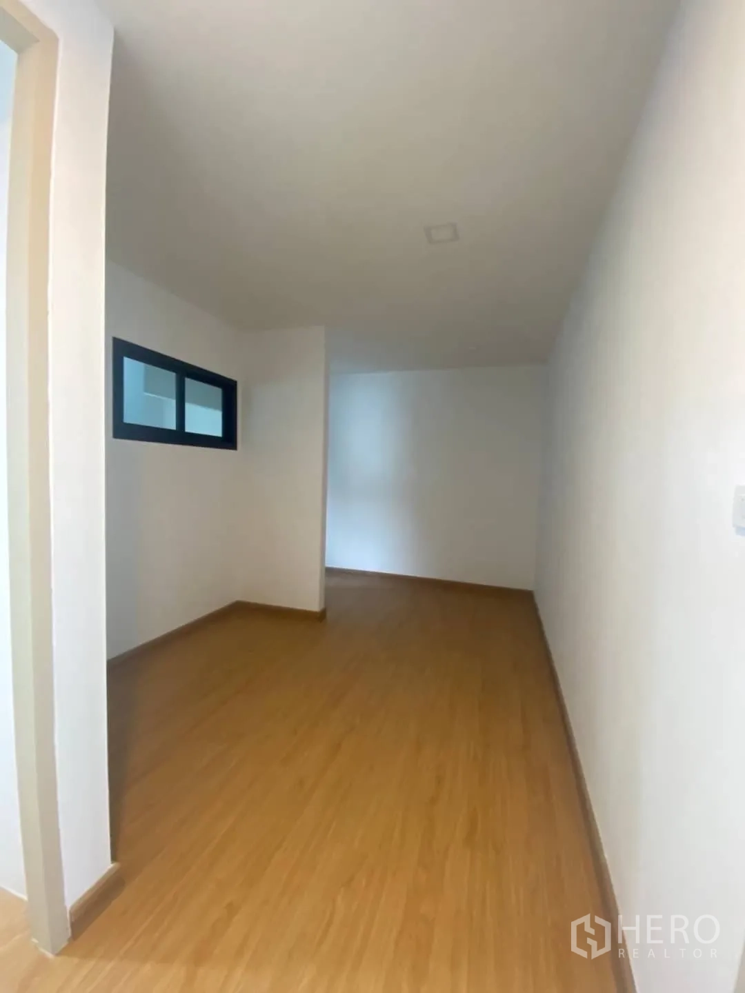 สำนักงานที่บ้าน ขาย - ห้องอเนกประสงค์พร้อมมุมเว้าและพื้นลายไม้ เหมาะประชุมหรือเก็บของ